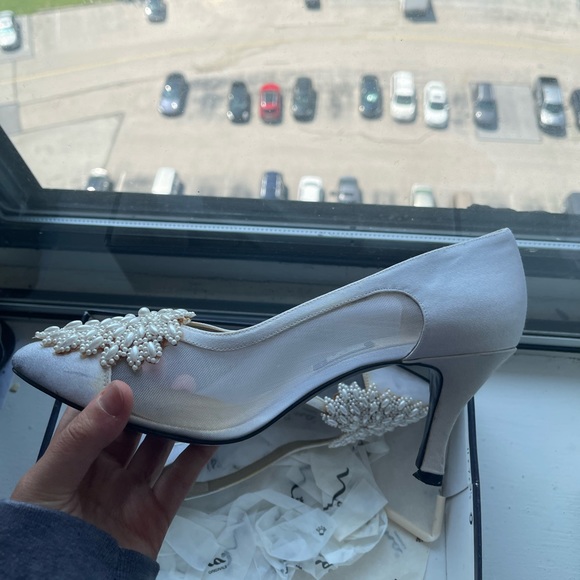 STUNNING WEDDING SHOES - needs to be tinted but otherwise in great condition! - Picture 3 of 4